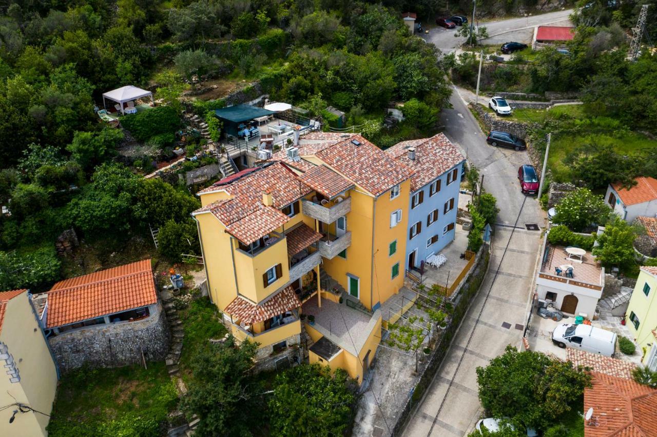 Apartments And Rooms Roberto B. Valun Bagian luar foto