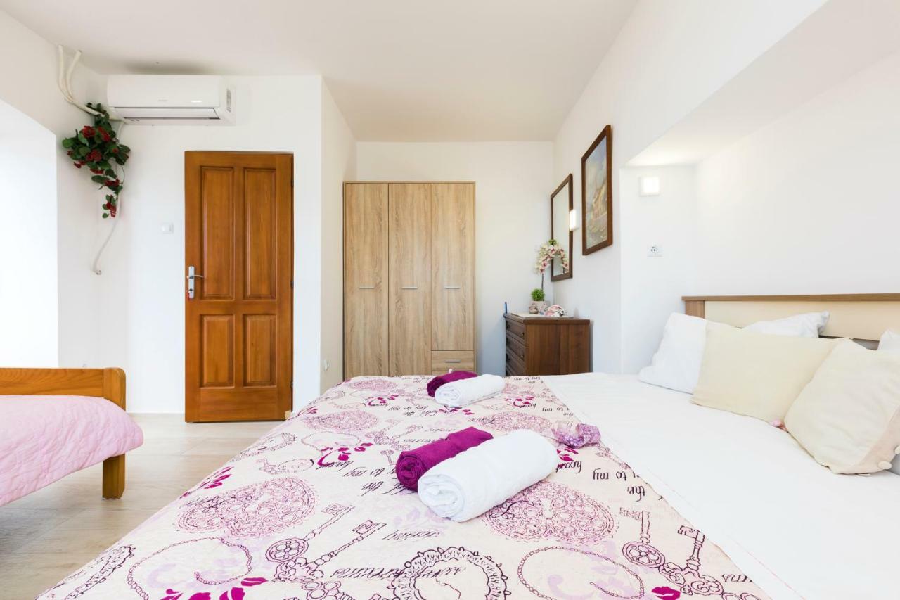 Apartments And Rooms Roberto B. Valun Bagian luar foto