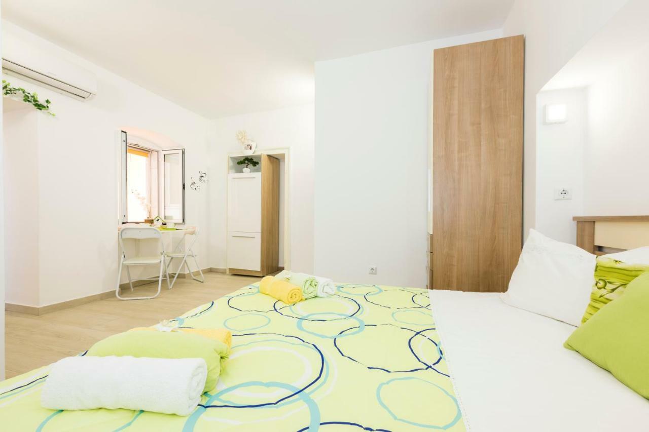 Apartments And Rooms Roberto B. Valun Bagian luar foto