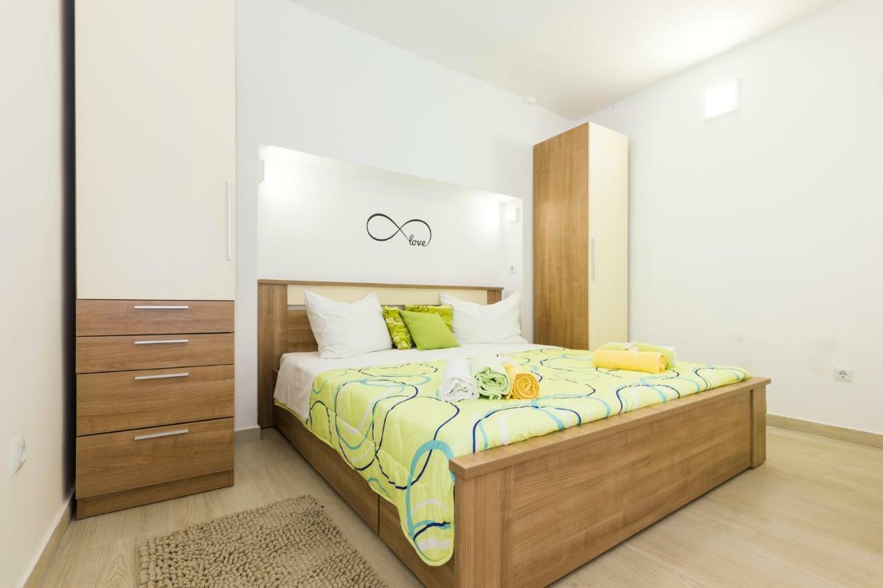 Apartments And Rooms Roberto B. Valun Bagian luar foto