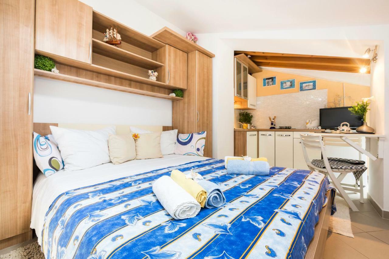 Apartments And Rooms Roberto B. Valun Bagian luar foto