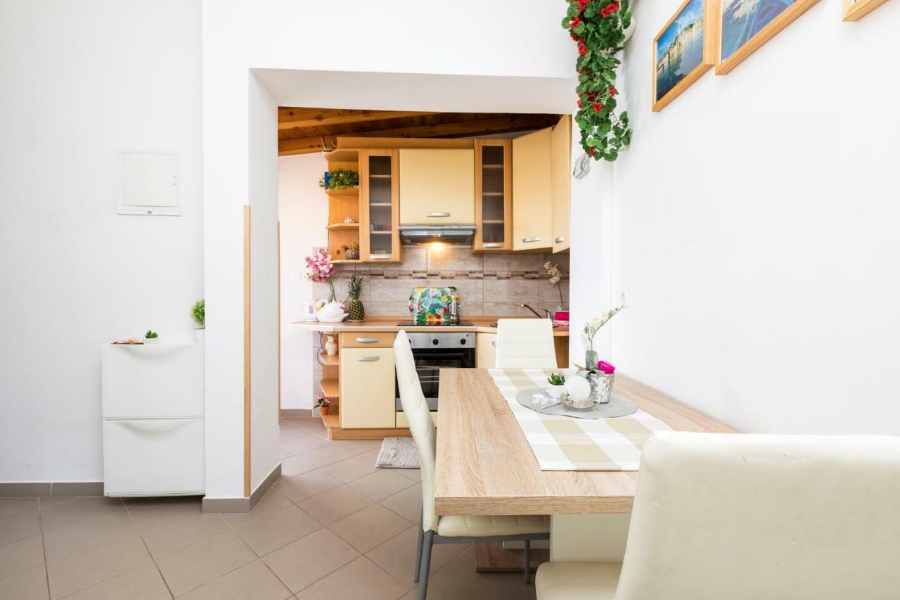 Apartments And Rooms Roberto B. Valun Bagian luar foto