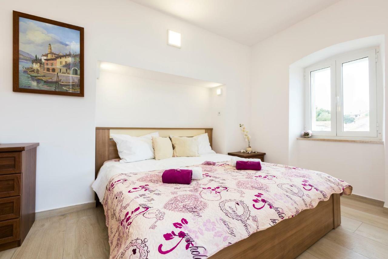 Apartments And Rooms Roberto B. Valun Bagian luar foto