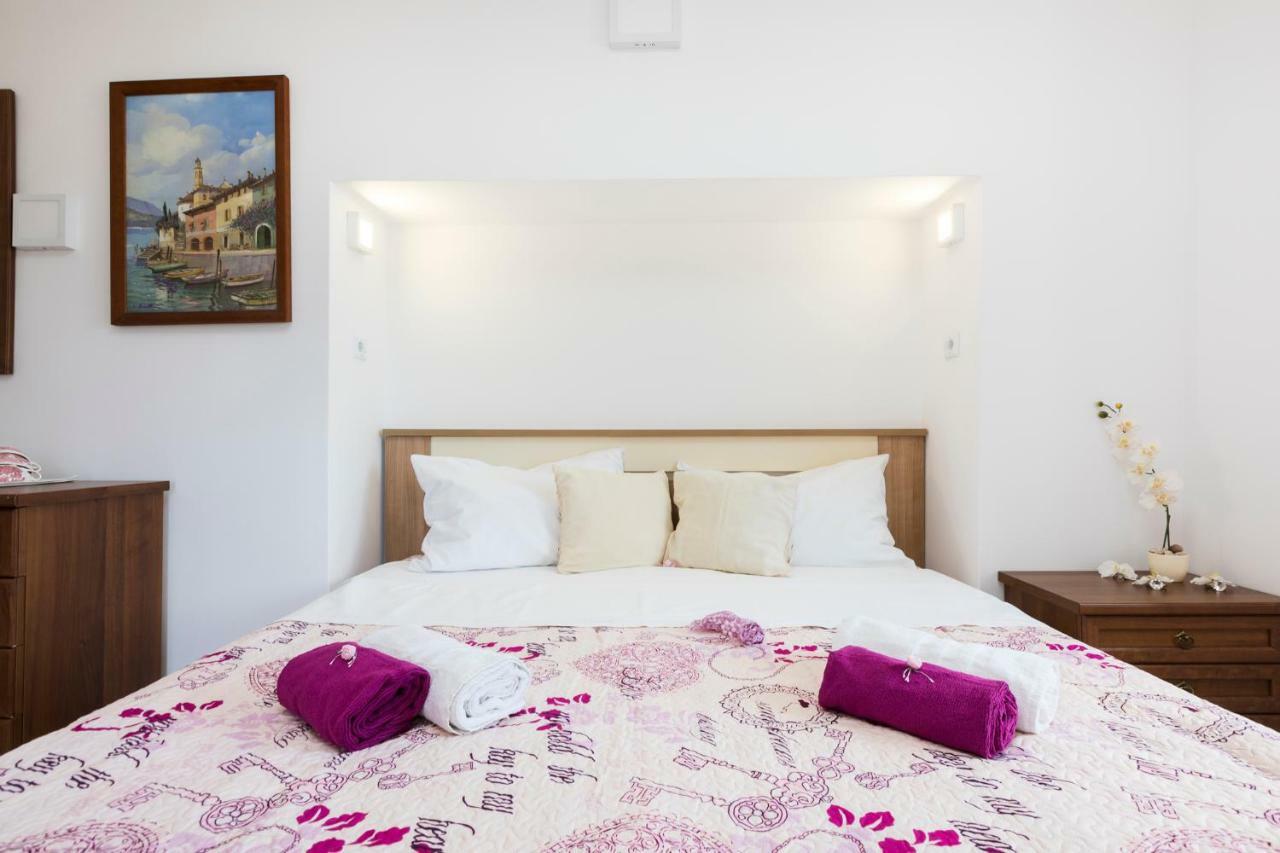 Apartments And Rooms Roberto B. Valun Bagian luar foto