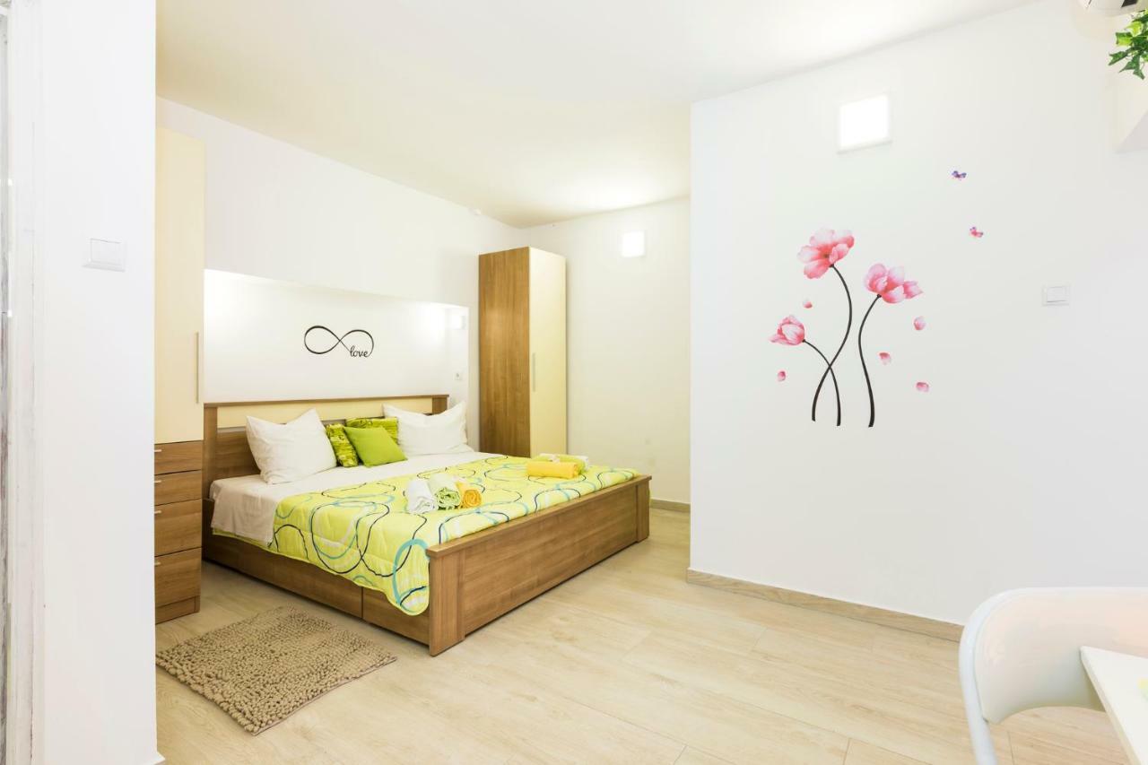 Apartments And Rooms Roberto B. Valun Bagian luar foto