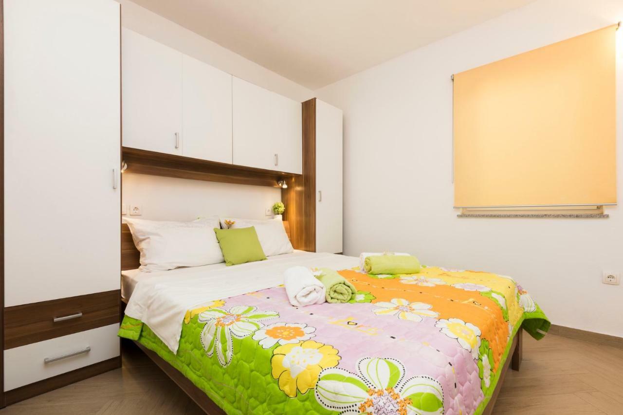 Apartments And Rooms Roberto B. Valun Bagian luar foto