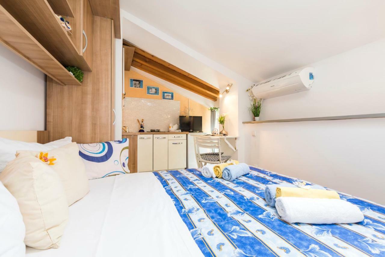 Apartments And Rooms Roberto B. Valun Bagian luar foto