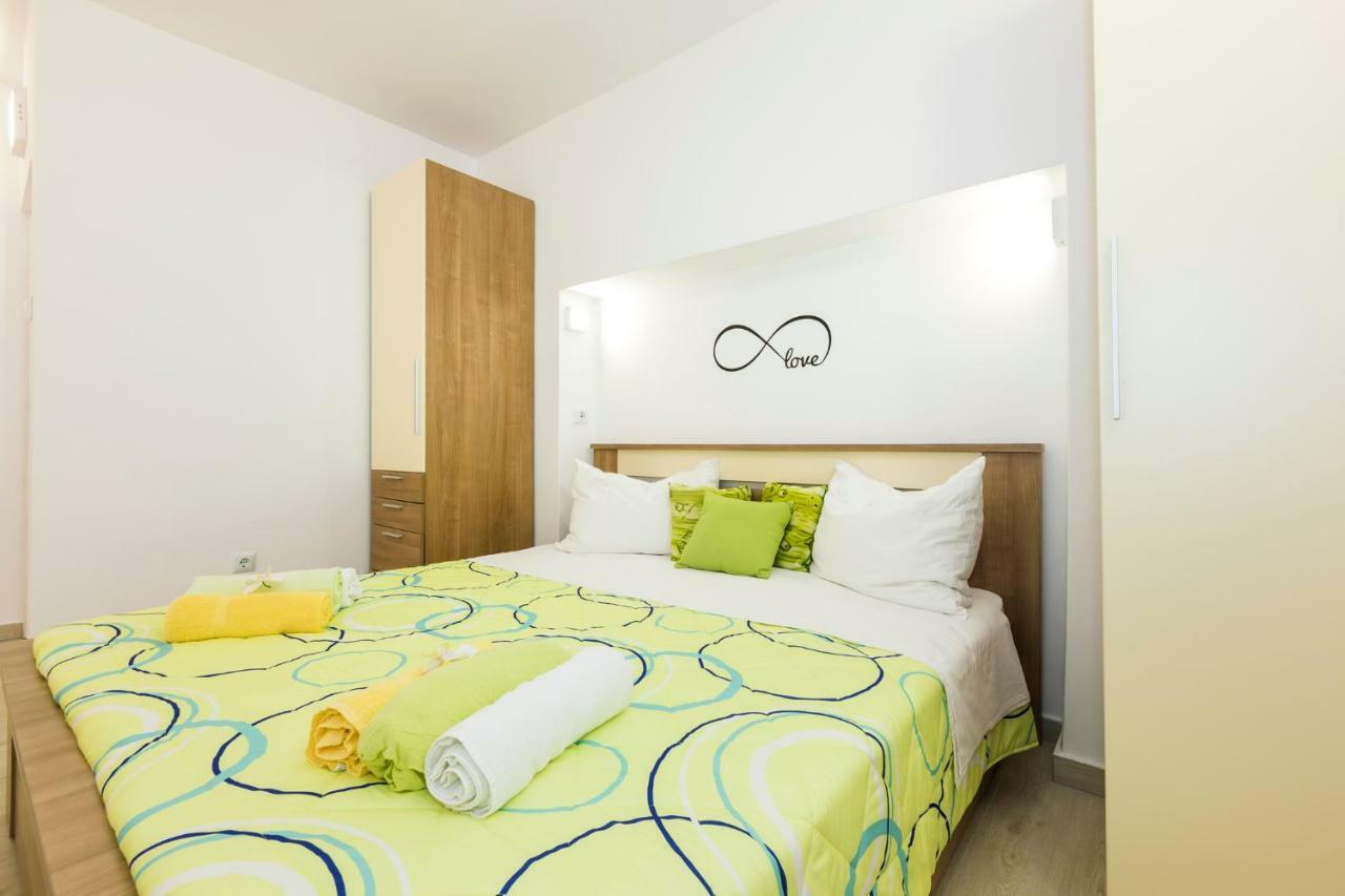 Apartments And Rooms Roberto B. Valun Bagian luar foto