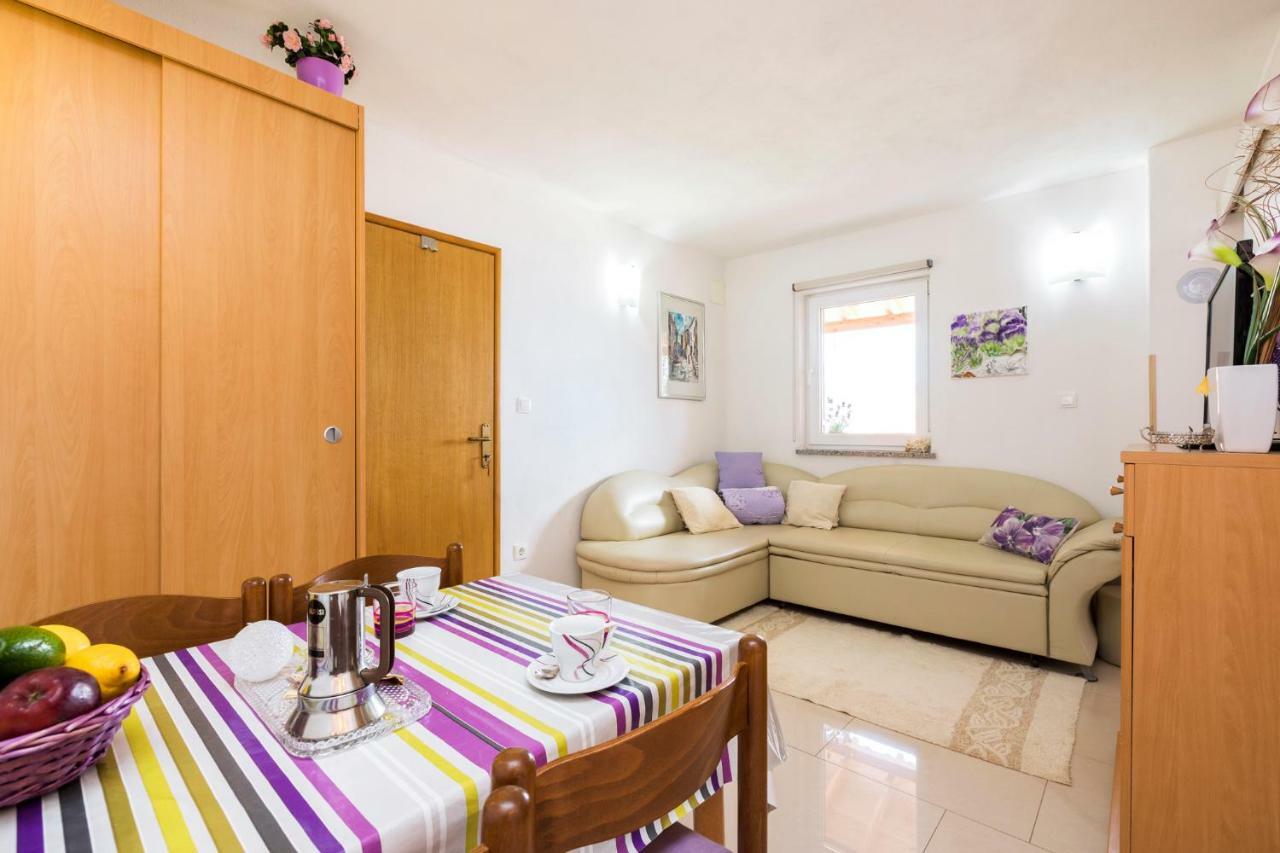 Apartments And Rooms Roberto B. Valun Bagian luar foto