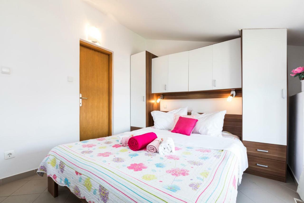 Apartments And Rooms Roberto B. Valun Bagian luar foto