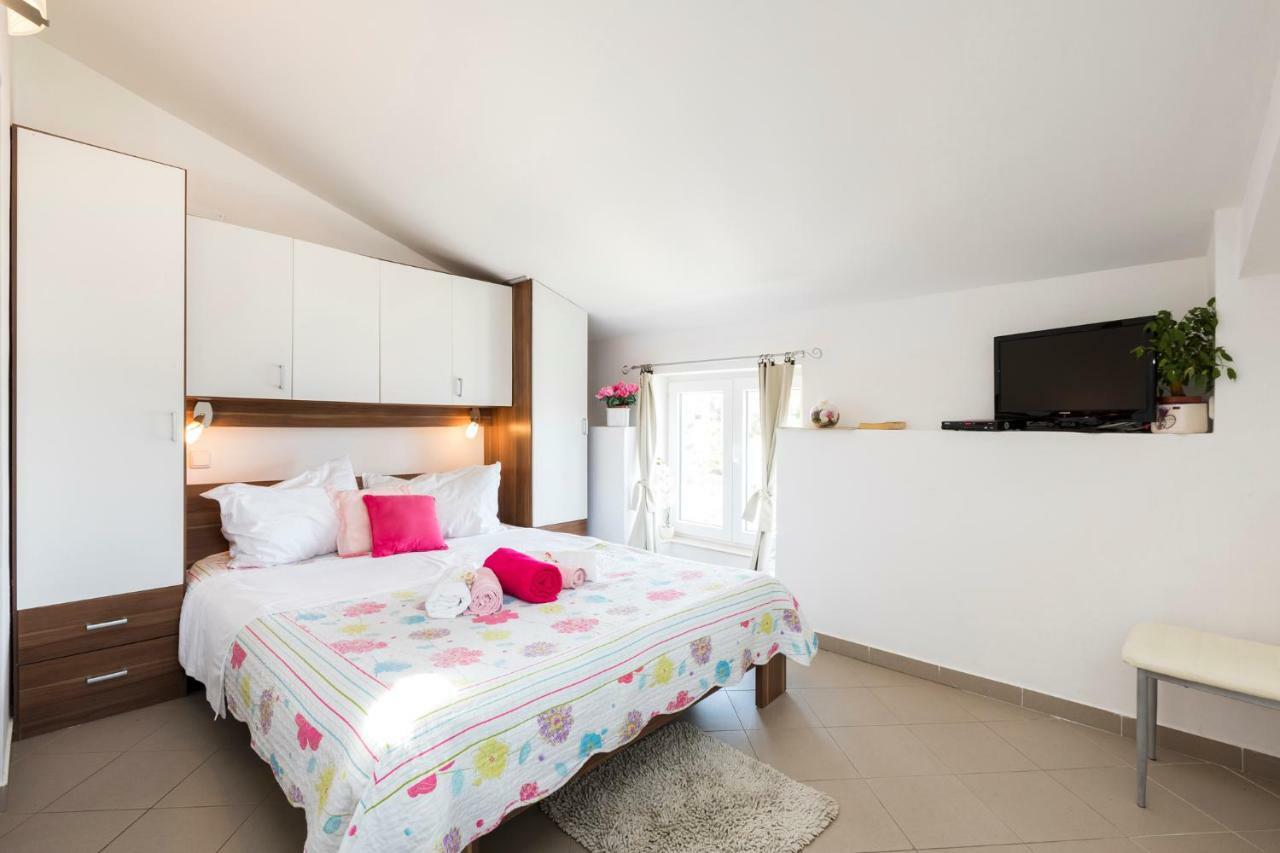 Apartments And Rooms Roberto B. Valun Bagian luar foto