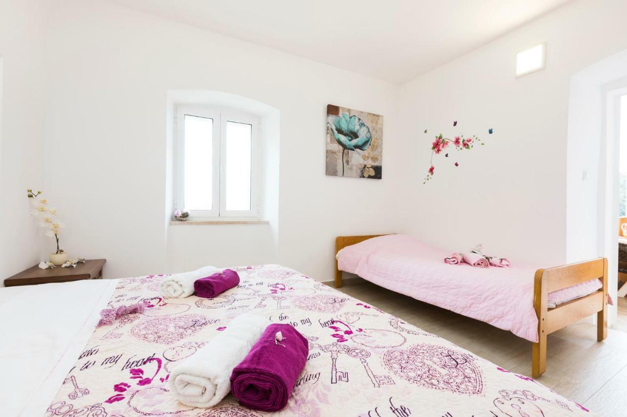 Apartments And Rooms Roberto B. Valun Bagian luar foto