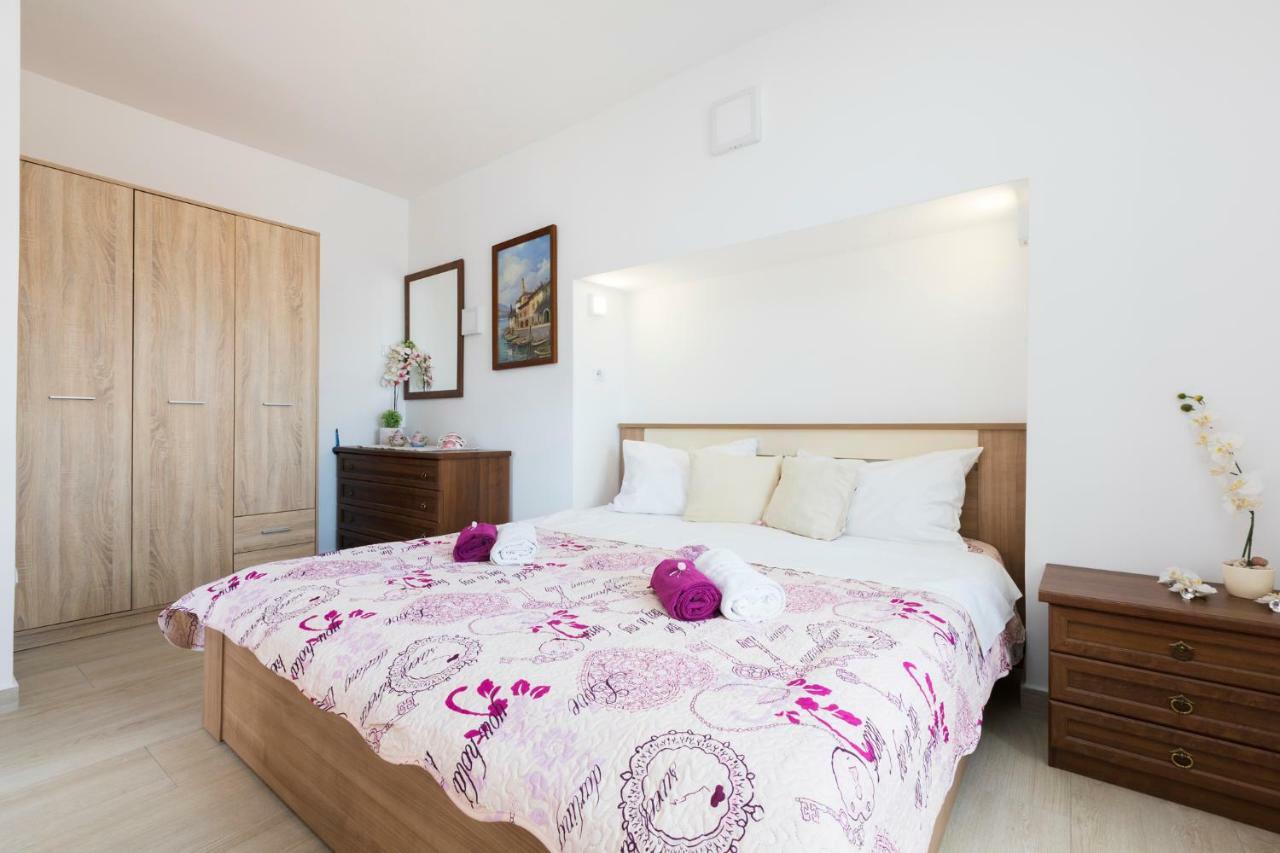 Apartments And Rooms Roberto B. Valun Bagian luar foto