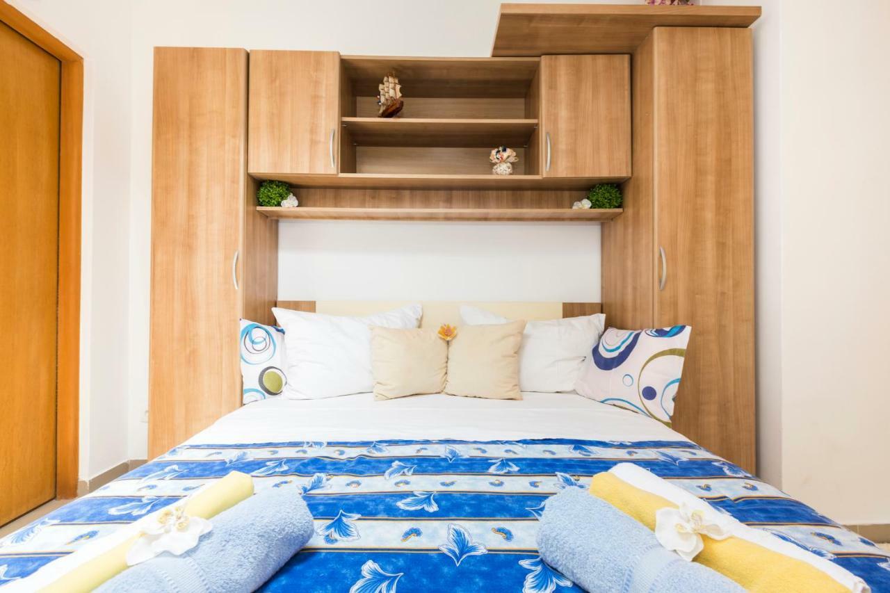 Apartments And Rooms Roberto B. Valun Bagian luar foto